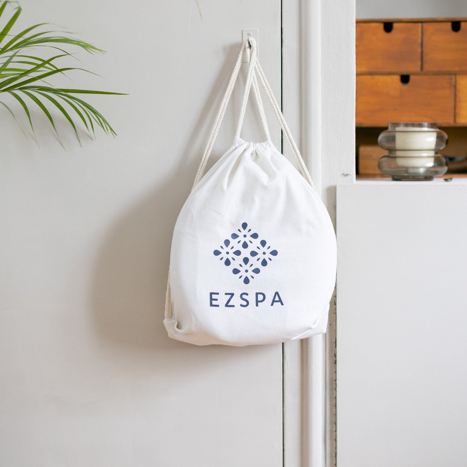 El Set de masaje Ezspa montado sobre una cama hecha