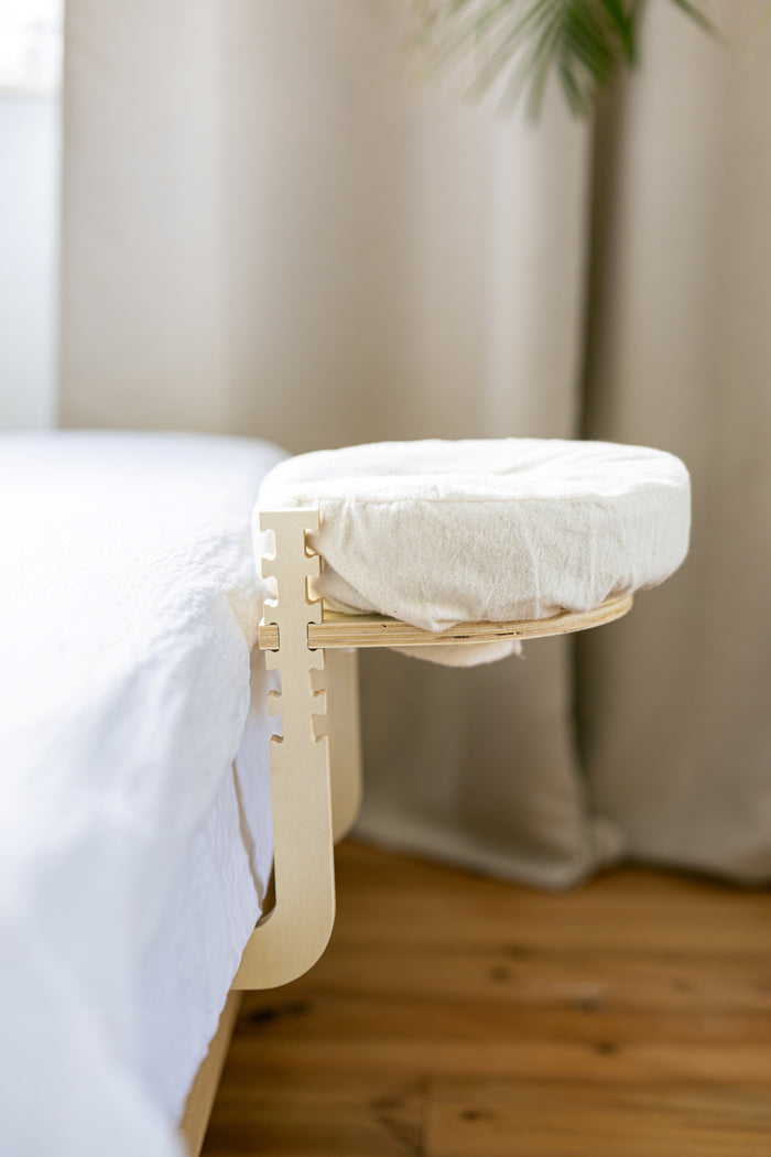 El set montado al borde de una cama