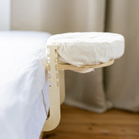 El set de masaje Ezspa montado en el borde de una cama hecha