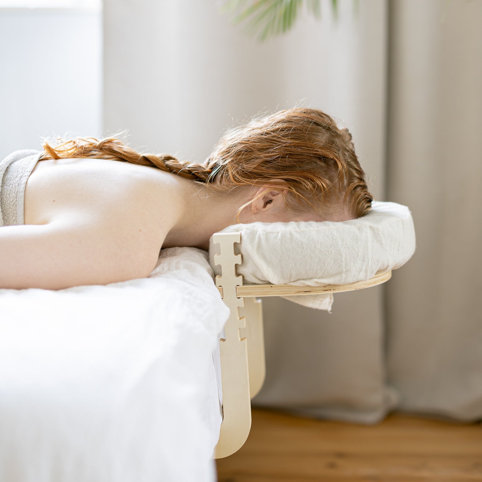 Alguien tumbado y relajado en la cama con la cabeza en el reposacabezas Ezspa
